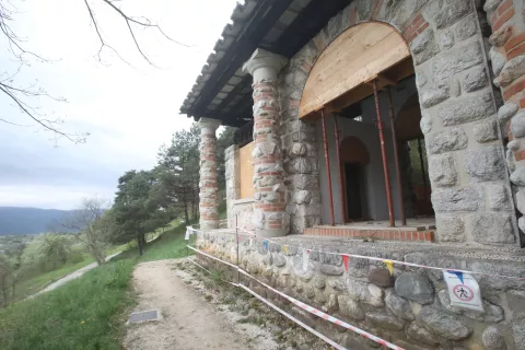 Trenutno stanje spomenikov državnega pomena kaže zelo klavrno podobo razpadajočih objektov, opozarjajo v Turističnem dru&scaron;tvu Begunje. / Foto: Gorazd Kavčič