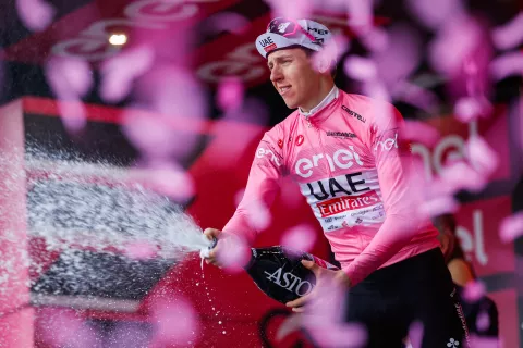 Italija, Padova.Kolesarska dirka po Italiji, 18. etapa: Fiera di Primiero - Padova.Slovenski kolesar Tadej Pogacar v roznati majici vodilnega. / Foto: Anze Malovrh/sta