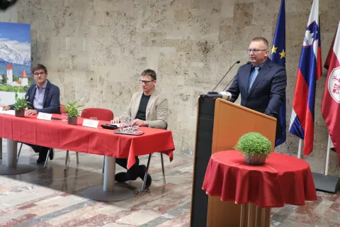 Generalni direktor Uprave Republike Slovenije za za&scaron;čito in re&scaron;evanje Leon Behin, vodja Izpostave Uprave Republike Slovenije za za&scaron;čito in re&scaron;evanje Kranj mag. Domen Torkar in župan Mestne občine Kranj Matjaž Rakovec &nbsp; / Foto: Tina Dokl