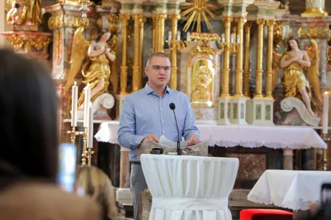 prenova glavni oltar sv Jurij in stenske poslikave župnija sv Jurij Šenčur predstavitev Matevž Remškar odgovorni konservator / Foto: Tina Dokl