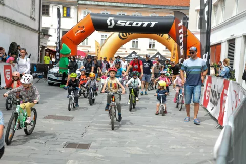 Scottov kolesarski dan kolesarski klub Sava Kranj na fotografiji štart otroški maraton po ulicah Kranja / Foto: Tina Dokl