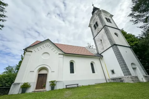 cerkev sv Andrej Rečica Bled, spominska plošča Josip Baron Schwegel / Foto: Tina Dokl