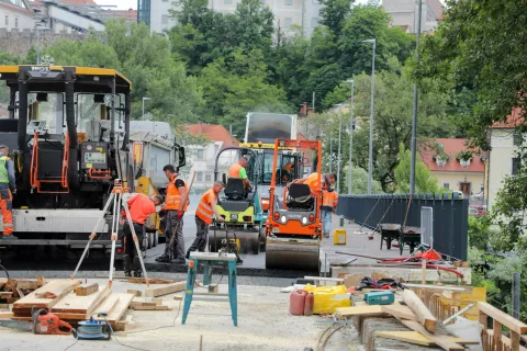 Delavci so te dni hiteli z asfaltiranjem vozišča na mostu, ki pa ga bodo predvsem zaradi zamude del na bližnjem podvozu odprli šele čez pol meseca. / Foto: Tina Dokl