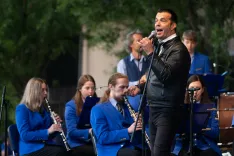 Rok Ferengja je ob spremljavi Godbe Medvode zapel nekaj uspešnic skupine Rok'n'Band. / Foto: Peter Košenina