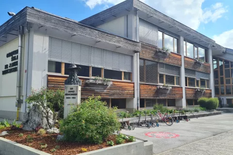 Osnovna &scaron;ola dr. Janeza Mencingerja Bohinjska Bistrica je bila zgrajena pred petdesetimi leti.