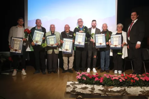 Občinski nagrajenci (Matevž Nunar, Stane Nič, Franci Cvek, Janez Polajnar, Roman Rogelj, Mitja in Zdravko Žižmond, Jana Smolej) in župan Občine Preddvor Rok Roblek / Foto: Gorazd Kavčič