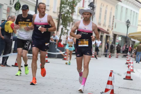 SLO12RUN 12 urni tek po ulicah Kranja center Kranj 6 ur mednarodni tekači zmagovalec Dejan Radanac / Foto: Gorazd Kavčič