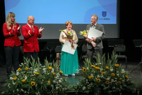 Irena Kovač in Lojze Stražar sta postala častna člana Godbe Domžale. / Foto: Tina Dokl