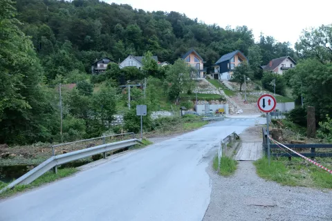 Dela na mostu bodo potekala do letošnjega oktobra, obvozi bodo urejeni. / Foto: Alenka Brun