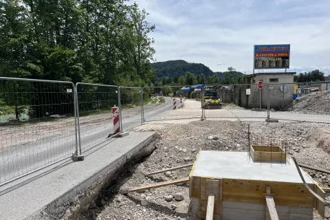 Na cesti ob nekdanji smodnišnici poteka obnova vodovoda. / Foto: Aleš Senožetnik