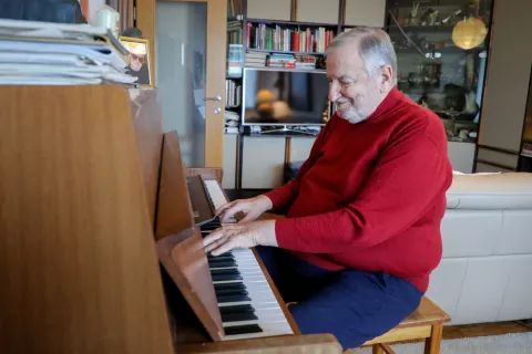 Častni občan &Scaron;kofje Loke bo postal Tomaž Tozon, in sicer za ohranjanje slovenske glasbe, jezika in kulture. / Foto: Tina Dokl