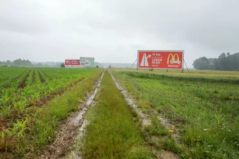 reklamni panoji občina Naklo na kmetijskem zemljišču / Foto: Tina Dokl