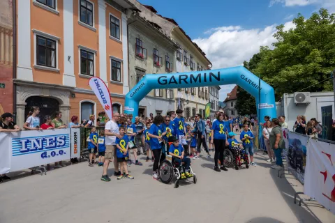 Na četrtem Teku Zlate pentljice se je zbralo rekordno &scaron;tevilo otrok, udeležence je pri&scaron;el pozdravit tudi nekdanji predsednik države Borut Pahor. / Foto: Primož Pičulin