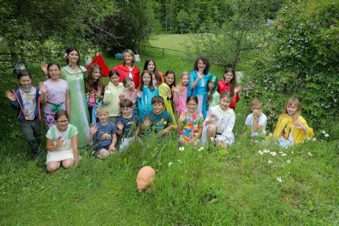 V vilinski deželi v Podljubelju se je zaključila letošnja sezona srečanj projekta Z roko v roki pri ustvarjanju mavričnega sveta. / Foto: Tina Dokl