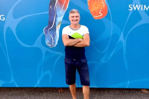 Jeseničan Egon Kepic je naš edini tekmovalec v skokih v vodo s stolpa, ki tekmuje v veteranski kategoriji. Je samouk, skače pa že od mladosti. / Foto: osebni arhiv / Foto: 