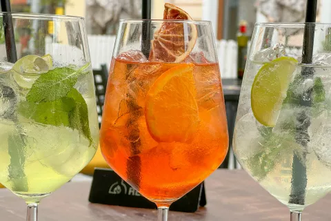 Me&scaron;ane alkoholne pijače privlačnih barv, embalaž in sladkih okusov mladim pogosto predstavljajo vrata v svet pitja alkohola. / Foto: Tina Dokl