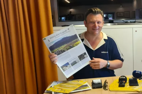 Direktor zavoda Turizem in kultura Žirovnica Matjaž Koman z izvodom publikacije Dežela dobrih zgodb, ki jo bodo ta teden predstavili in razdelili turističnim ponudnikom v destinaciji / Foto: Marjana Ahačič