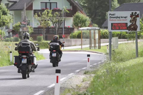 Ko je hitrost prevelika ... Pri ustrezni vožnji pa se ob podobi gamsa izpiše zahvala. / Foto: Gorazd Kavčič