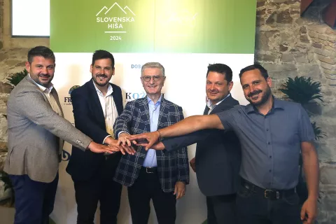 Jezeršek gostinstvo je podpisalo pogodbo o uradnem sodelovanju z Olimpijskim komitejem Slovenije – Združenjem športnih zvez. Na fotografiji so bratje Jezeršek in Franjo Bobinac./ Foto: Gorazd Kavčič / Foto: 