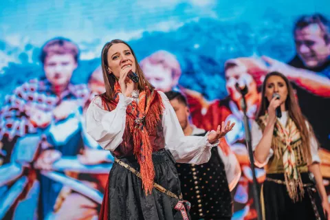 Monika Avsenik rada zapoje tudi z Ansamblom Saše Avsenika in njenim očetom Gregorjem. / Foto: Žan Zajc