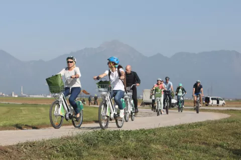 kolesarsko srečanje župan Tine Radinja Škofja Loka in Matjaž Rakovec Kranj Sorško polje kolesarska povezava Škofja Loka - Virmaše - Kranj kolesarska infrastruktura kolesarjenje pot / Foto: Gorazd Kavčič