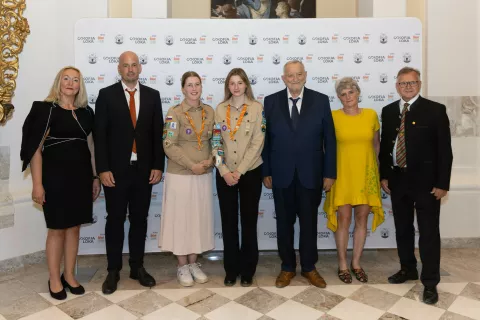 Leto&scaron;nji občinski nagrajenci skupaj z županom Občine &Scaron;kofja Loka Tinetom Radinjo: Lejla Mahmutović, Barbara Fojkar, Marina Trojar Kular, Tomaž Tozon, Martina Dagarin in Rupert Widmann / Foto: Peter Ko&scaron;enina