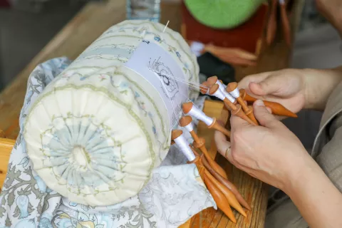 62 čipkarski dnevi v Železnikih na fotografiji Vseslovensko tekmovanje odraslih v kleklanju pred plavžem / Foto: Tina Dokl