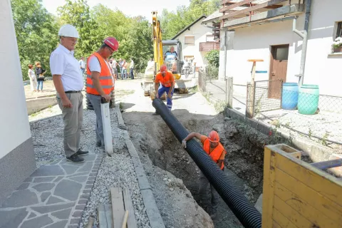 Na Prebačevem so položili zadnjo cev javnega kanalizacijskega sistema v občini Šenčur. / Foto: Tina Dokl