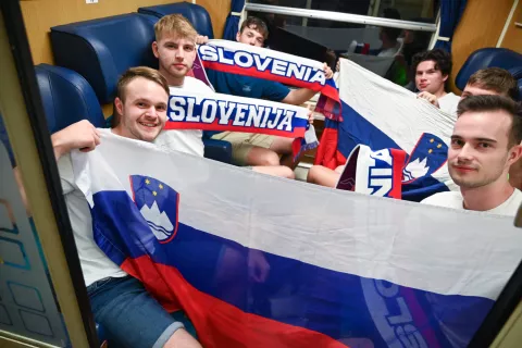 Ljubljana.Vlak s slovenskimi navijaci na poti v Frankfurt. / Foto: Foto: Slovenske železnice/sta