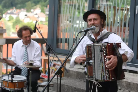 prireditev koncert Bralnica vrt Sokolskega doma 2024 Škofja Loka glasbeni nastop Janez Škof in Marjan Stanić odprtje / Foto: Gorazd Kavčič