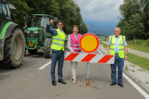 odprtje obvoznica cesta Hotemaže Britof na fotografiji z leve Matjaž Rakovec župan Kranja, Alenka Bratušek ministrica za infrastrukturo in Ciril Kozjek župan Šenčurja / Foto: Tina Dokl