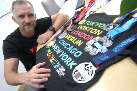 Uroš Kralj je poleg številnih drugih pretekel tudi šest svetovno znanih maratonov. / Foto: Gorazd Kavčič / Foto: 