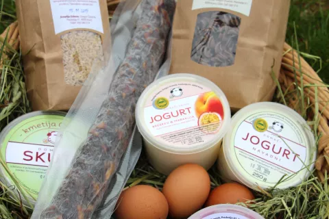Košarica domačih izdelkov z Odemsove kmetije v Predosljah, ki je tudi letos sodelovala na festivalu Dobrote slovenskih kmetij / Foto: 