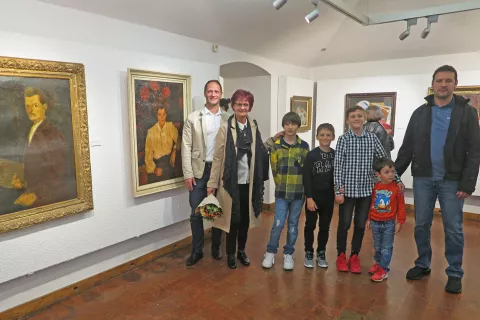 Ob portretih očeta, deda in pradeda Ferda ter mame, babice in prababice Danice – potomci iz družine Mayer / Foto: Igor Kavčič / Foto: 