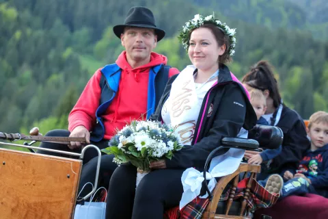 Novopečeno mis Karin Brežan je čakala tudi vožnja s kočijo Mihe Smoleja. / Foto: Tina Dokl / Foto: 