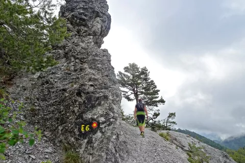 Evropska pešpot poteka po čudovitem delu, ki spominja na visokogorje in ga izpira erozija. / Foto: Jelena Justin / Foto: 