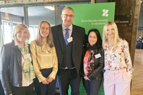 Od leve: sodelavki iz Pisarne za delodajalce Vita Lukek in Karmen Brumen, direktor in namestnica direktorja območne službe Uroš Kopavnik in Polona Jesenovec ter koordinatorica Pisarne za delodajalce mag. Aleksandra Terplan / Foto: Estera Dobrajc / Foto: 