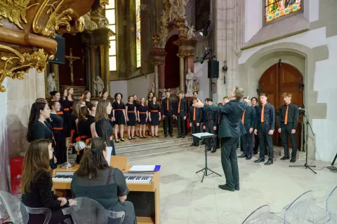 Škofjeloški gimnazijci so občinstvo še posebno navdušili z zaključno skladbo Ritmo. / Foto: Vladimir Kuric / Foto: 
