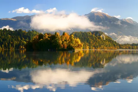 Podoba Blejskega jezera bi bila brez kulturne dediščine zelo drugačna. / Foto: Janez Tolar / Foto: 