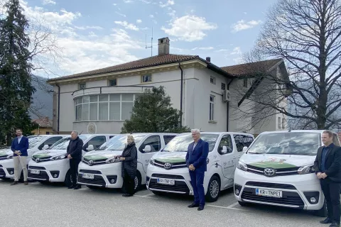 Pet županov občin z območja Triglavskega narodnega parka je v brezplačno uporabo prevzelo električna vozla, med njimi tudi Henrika Zupan, županja Občine Kranjska Gora, in Jože Sodja, župan Občine Bohinj. / Foto: 