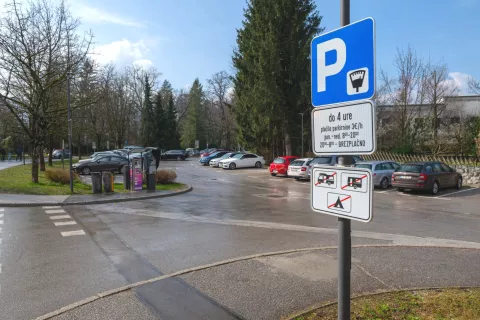 Za nadzor nad plačevanjem parkirnine na javnih parkiriščih bodo skrbeli tudi nadzorniki parkirišč. / Foto: Primož Pičulin / Foto: 