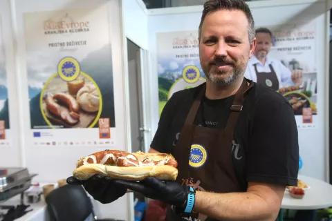 Zadnji sejemski dan so gostili nekdanjega tekmovalca MasterChefa Slovenija in velikega ljubitelja kranjske klobase Jureta Galičiča iz Medvod. / Foto: Gorazd Kavčič / Foto: 