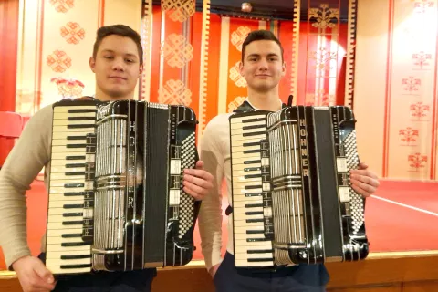 Janez Cerkovnik (levo) in Jan Štros iz Bohinja sta bila najboljša v igranju na klavirsko harmoniko. / Foto: Jože Košnjek / Foto: 