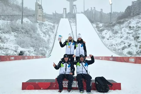 Taja Bodlaj, Ajda Košnjek ter trenerja Zvone Pograjc in Sten Baloh po uvodni tekmi v Južni Koreji / Foto: SloSki / Foto: 