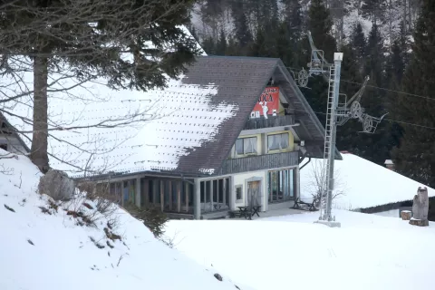 Letos mineva že dvajset let, odkar je gradbena inšpekcija ustavila črno gradnjo Litostrojske koče na Soriški planini. / Foto: Gorazd Kavčič / Foto: 