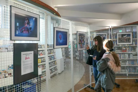 Fotografska razstava bo v medvoški knjižnici na ogled do petega januarja. / Foto: Tina Dokl / Foto: 