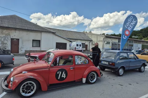 Gregor Valič, predsednik VW oldtimer klub Slovenija, je svojega hrošča iz leta 1974 prvič pripeljal v Škofjo Loko. Tudi jugo na desni iz leta 1990 je njegova last. / Foto: Klara Mrak