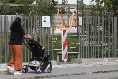 Bleiweisov Park Janez Bleiweis začasno ni v uporabi uporabno dovoljenje Mestna občina Kranj zaprto / Foto: Gorazd Kavčič