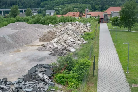 Alpe Adria Green poroča o nelegalnem odlagališču gradbenega materiala v bližini stanovanjske soseske Gorenjski sonček na Jesenicah. / Foto: Nik Bertoncelj