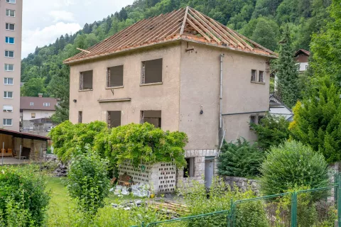 Staro stavbo vrtca, ki stoji sredi Jesenic, so pred dnevi začeli podirati. / Foto: Nik Bertoncelj